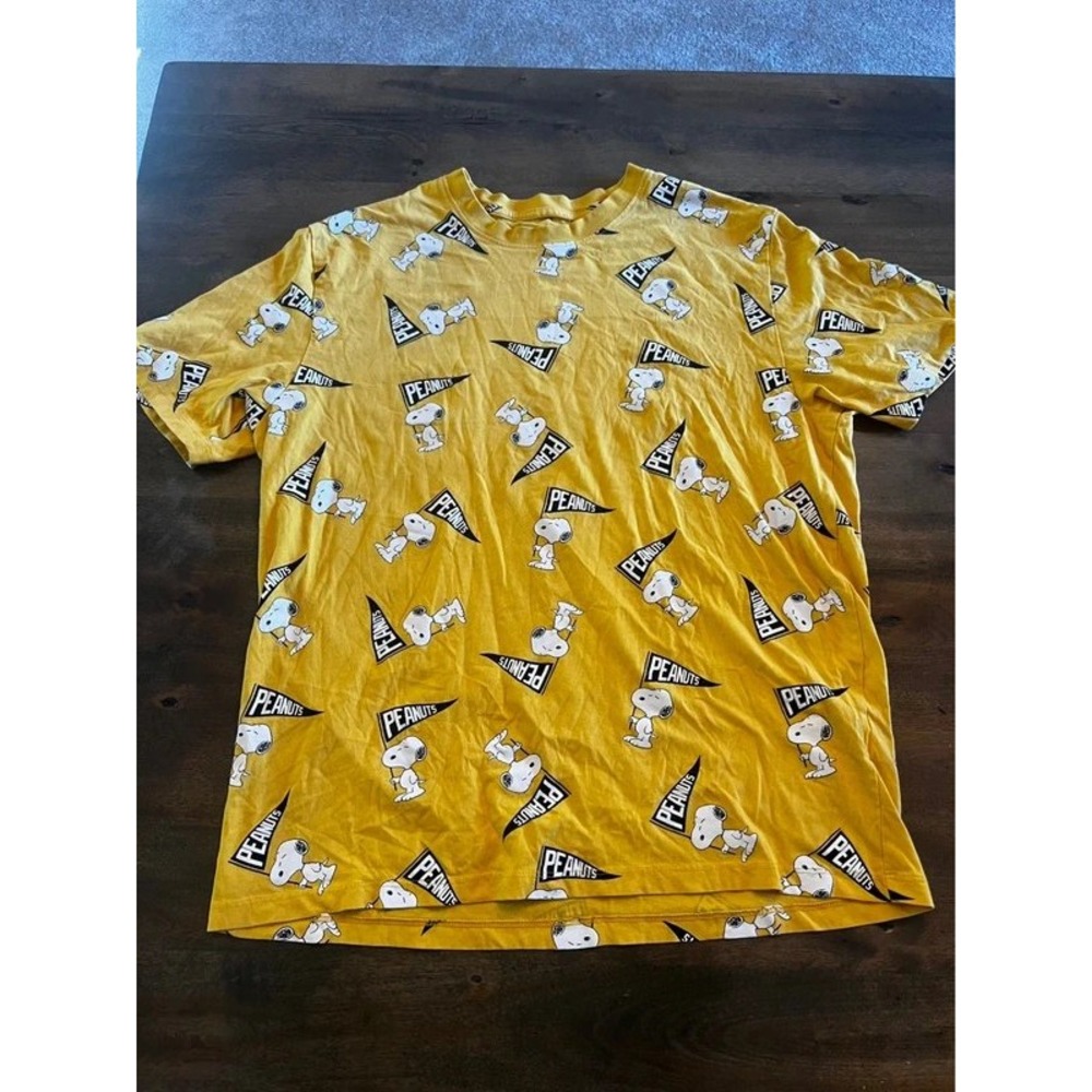Peanuts Snoopy All Over Print T-Shirt Yellow Pennant Flag Graphic Tee Mens L